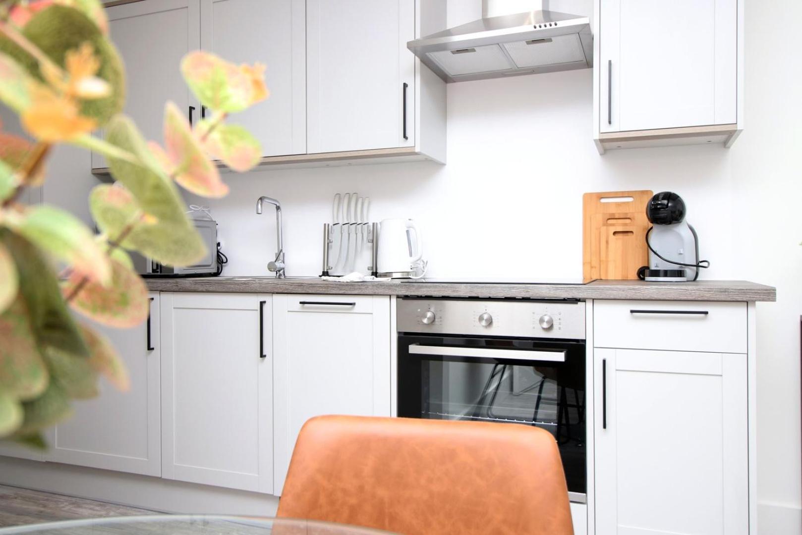 2 Bedroom With Free Parking Swindon Exterior foto