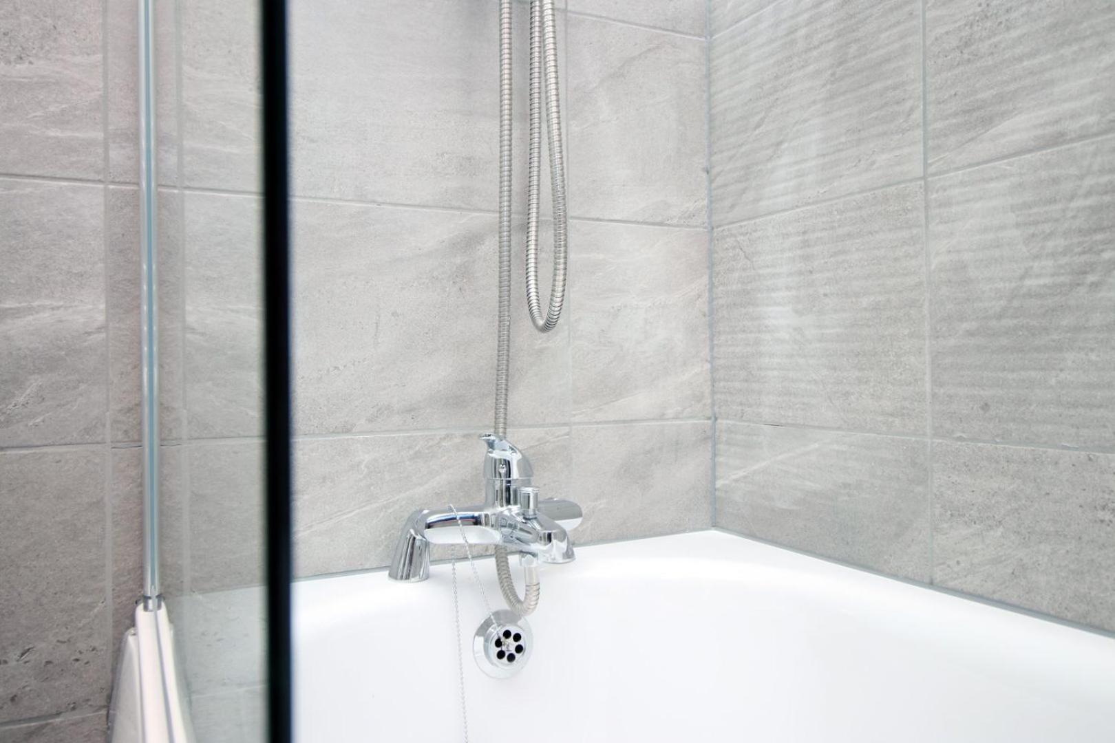 2 Bedroom With Free Parking Swindon Exterior foto