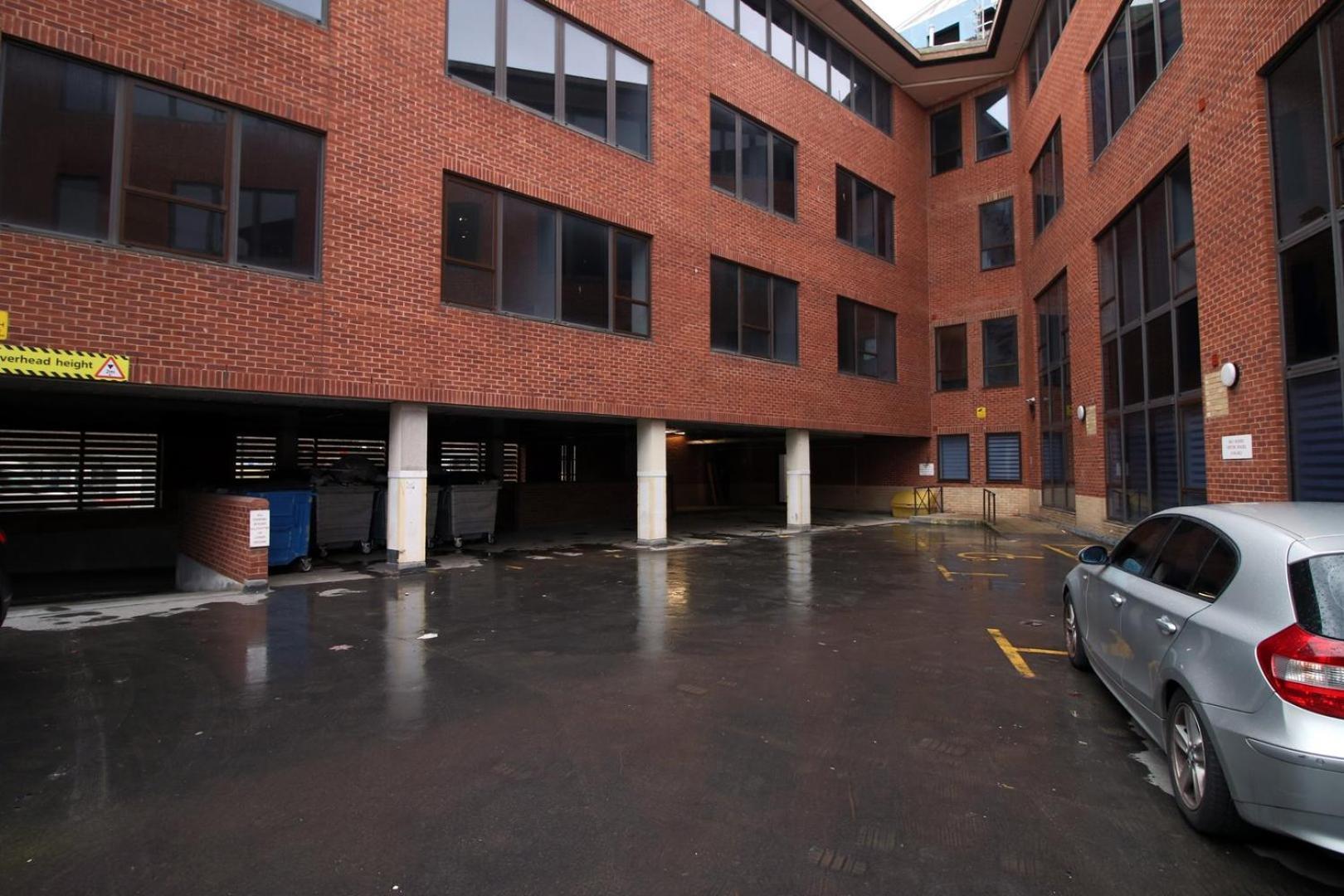 2 Bedroom With Free Parking Swindon Exterior foto