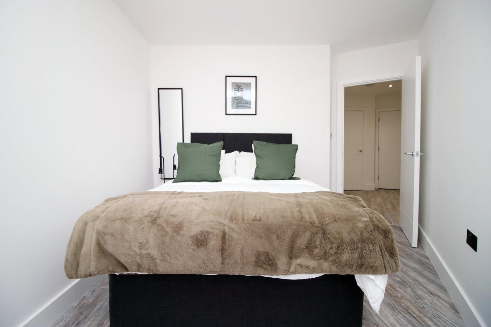 2 Bedroom With Free Parking Swindon Exterior foto
